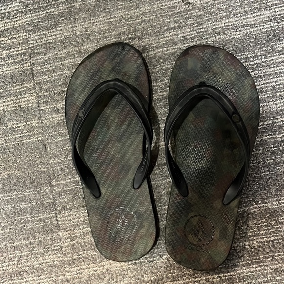 Volcom Camouflage green / black flip flops size 8 - Picture 3 of 14